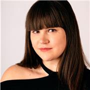 Profesora titulada en Interpretación ante cámara y Teatro musical. ¿Necesitas ayuda para prepararte un casting o monólogo?